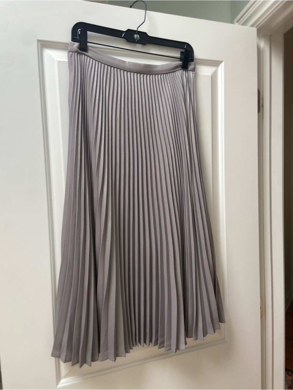 Club Monaco size 6 Pleated Midi Skirt in Light Gray